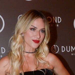 A atriz e youtuber Giovanna Ewbank combinou o vermelho da bota com o batom para o evento de lançamento da coleção Inverno 2018 da Dumond no restaurante Le Manjue, em São Paulo, nesta quarta-feira, 7 de março de 2018