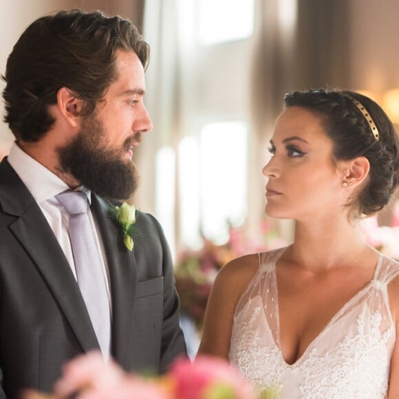 Clara (Bianca Bin) enfrenta Renato (Rafael Cardoso) no altar e casamento não acontece no capítulo que vai ao ar quarta-feira, dia 14 de março de 2018, na novela 'O Outro Lado do Paraíso'