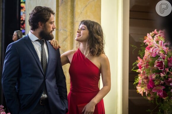 Na frente dos convidados, Clara (Bianca Bin) diz que Renato (Rafael Cardoso) tentou matá-la, na novela 'O Outro Lado do Paraíso'