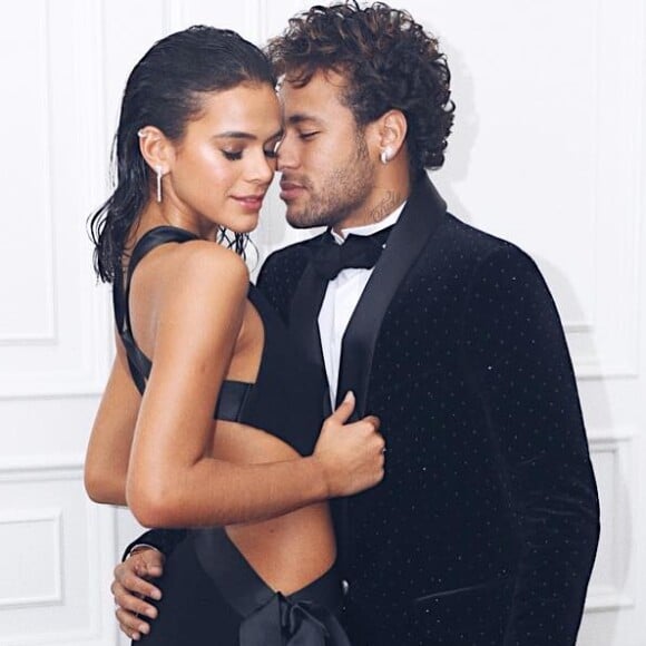 Bruna Marquezine está apoiando Neymar após a cirurgia no pé