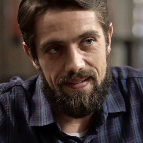 Renato (Rafael Cardoso) encontra Janete (Daniela Fontan) e puxa conversa para arrancar informações sobre Clara (Bianca Bin), na novela 'O Outro Lado do Paraíso'