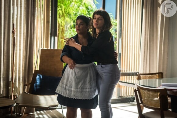 Janete (Daniela Fontan) elogia Clara (Bianca Bin) para Renato (Rafael Cardoso) e ele a questiona sobre seus feitos, na novela 'O Outro Lado do Paraíso'