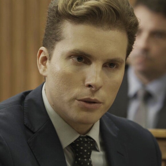 Patrick (Thiago Fragoso) tenta agir em favor de Clara (Bianca Bin), mas o juiz é firme. 'Não poderá retirar um centavo do banco sem ordem judicial. Não poderá vender nada que faça parte desse patrimônio', afirma ele na novela 'O Outro Lado do Paraíso'