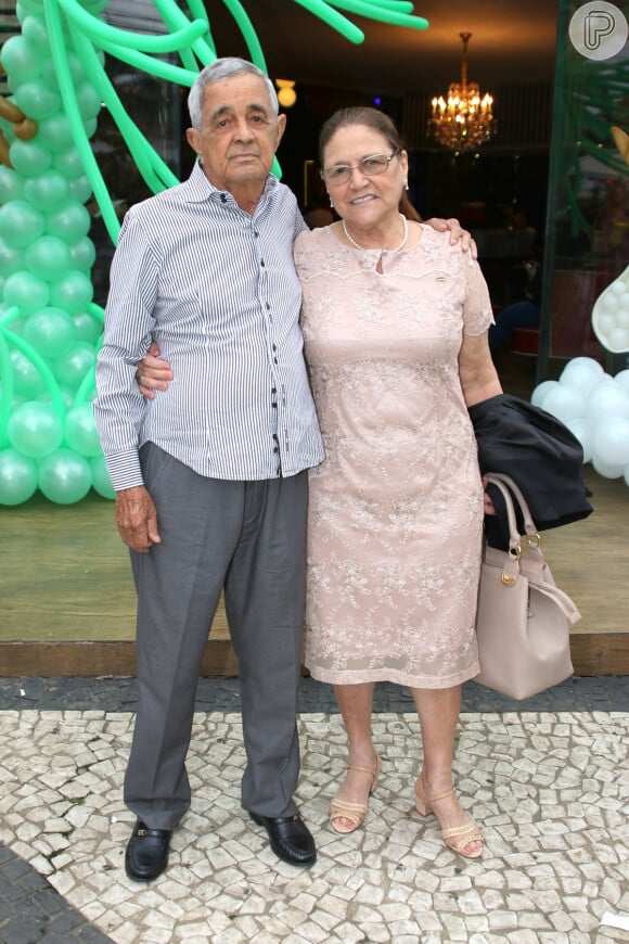 Francisco Camargo e Helena, pais de Luciano e Zezé, também foram para a festa das netas