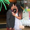 Zezé Di Camargo e a noiva, Graciele Lacerda, trocaram beijos na festa das sobrinhas do cantor