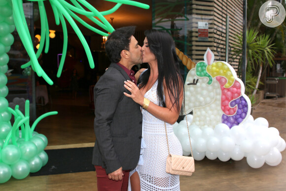 Zezé Di Camargo e a noiva, Graciele Lacerda, trocaram beijos na festa das sobrinhas do cantor