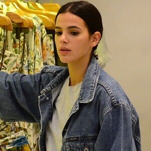 Bruna Marquezine avalia peças e olha araras em loja de grife no shopping Village Mall