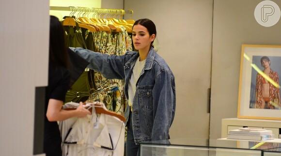 Bruna Marquezine avalia peças e olha araras em loja de grife no shopping Village Mall