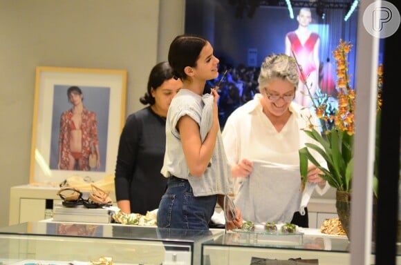 Bruna Marquezine experimenta looks no Village Mall, shopping localizado na Barra da Tijuca, Zona Oeste do Rio de Janeiro, na noite desta quinta-feira, 8 de março de 2018