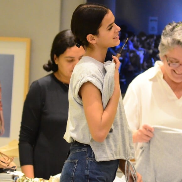 Bruna Marquezine experimenta looks no Village Mall, shopping localizado na Barra da Tijuca, Zona Oeste do Rio de Janeiro, na noite desta quinta-feira, 8 de março de 2018