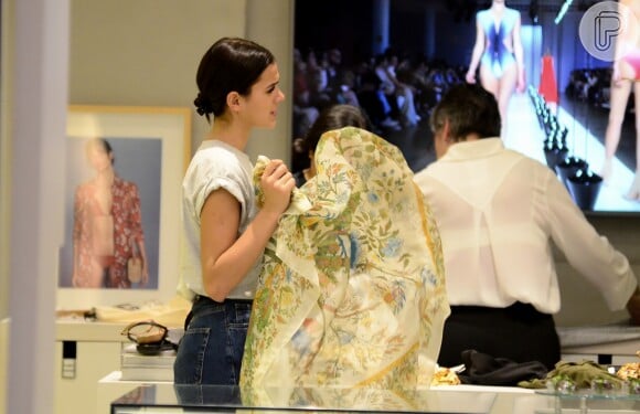Bruna Marquezine aposta em look casual e acessórios grifados para ir às compras no Village Mall, shopping localizado na Barra da Tijuca, Zona Oeste do Rio de Janeiro, na noite desta quinta-feira, 8 de março de 2018