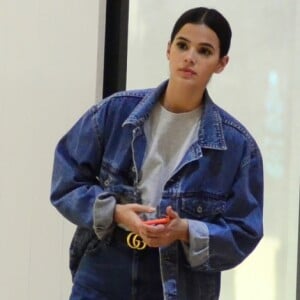 Bruna Marquezine aposta em look casual e acessórios grifados para ir às compras no Village Mall, shopping localizado na Barra da Tijuca, Zona Oeste do Rio de Janeiro, na noite desta quinta-feira, 8 de março de 2018