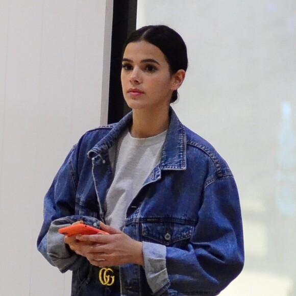 Bruna Marquezine apostou em maquiagem leve para dia de compras