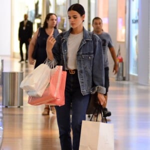 Bruna Marquezine aposta em look casual e acessórios grifados para ir às compras no Village Mall, shopping localizado na Barra da Tijuca, Zona Oeste do Rio de Janeiro, na noite desta quinta-feira, 8 de março de 2018