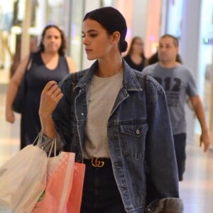 Bruna Marquezine aposta em look casual e acessórios grifados para ir às compras no Village Mall, shopping localizado na Barra da Tijuca, Zona Oeste do Rio de Janeiro, na noite desta quinta-feira, 8 de março de 2018