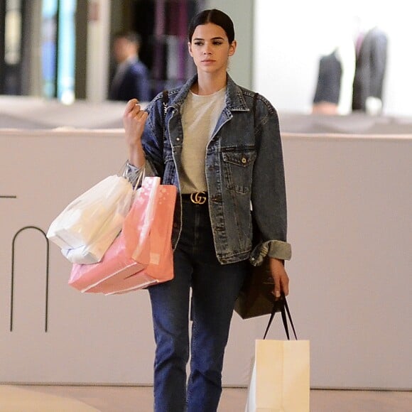 Bruna Marquezine aposta em look casual e acessórios grifados para ir às compras no Village Mall, shopping localizado na Barra da Tijuca, Zona Oeste do Rio de Janeiro, na noite desta quinta-feira, 8 de março de 2018