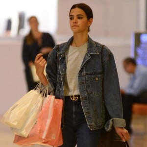 Bruna Marquezine aposta em look casual e acessórios grifados para ir às compras no Village Mall, shopping localizado na Barra da Tijuca, Zona Oeste do Rio de Janeiro, na noite desta quinta-feira, 8 de março de 2018