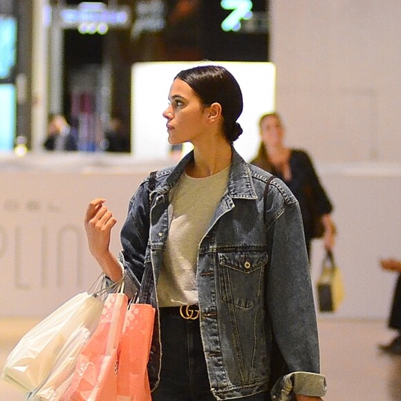 Bruna Marquezine investiu um penteado clássico: coque baixo e risca central definida