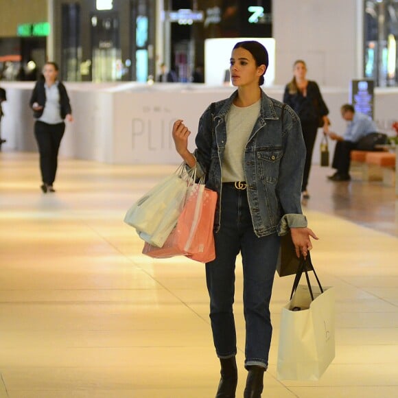 Bruna Marquezine aposta em look casual e acessórios grifados para ir às compras no Village Mall, shopping localizado na Barra da Tijuca, Zona Oeste do Rio de Janeiro, na noite desta quinta-feira, 8 de março de 2018