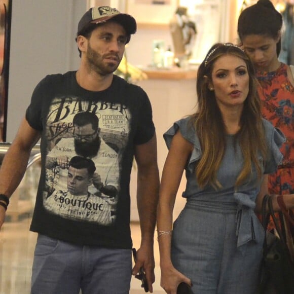 'Eu compartilho meus projetos e minha carreira. Até do meu filho eu falo, porque faz parte. Mas sobre vida amorosa, eu sou muito na minha', disse Patricia Poeta