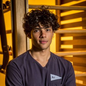 Na novela 'Malhação: Vidas Brasileiras', Érico (Gabriel Fuentes) roubará o celular de Hugo (Jhonathan Heitor) a mando de Getúlio (Arlindo Lopes) no capítulo que vai ao ar na sexta-feira, 16 de março de 2018