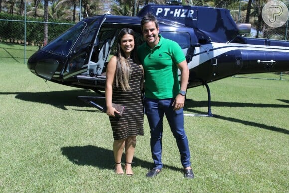 Simone, da dupla com Simaria, comemorou cinco anos de casada com o piloto de avião Kaká Diniz