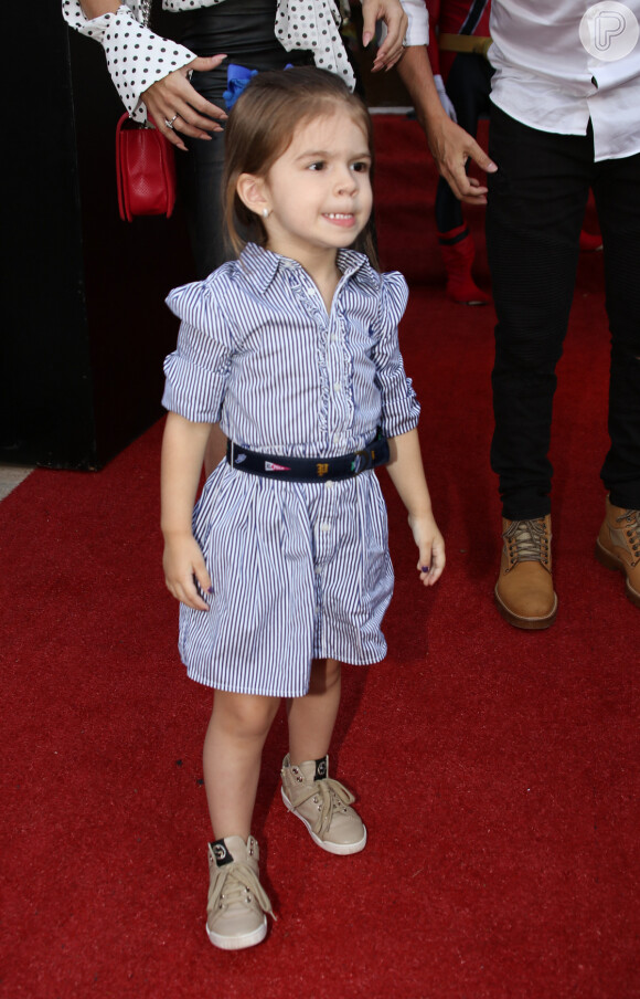 Valentina, filha de Mirella Santos e Ceará, usou um vestido listrado da grife Ralph Lauren e tênis de cano alto Gucci
