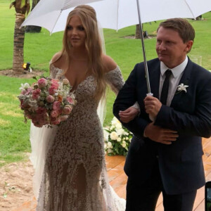 Luísa Sonza usou um look assinado pela estilista Lethicia Bronstein em casamento com Whindersson Nunes
