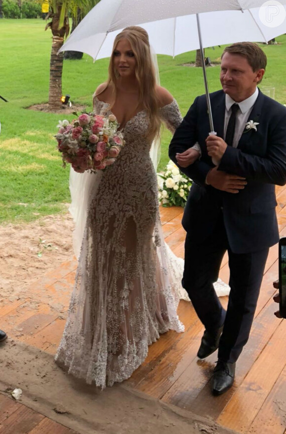 Luísa Sonza usou um look assinado pela estilista Lethicia Bronstein em casamento com Whindersson Nunes

