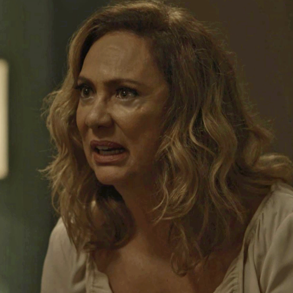 Nádia (Eliane Giardini) fica em choque quando Karina (Malu Rodrigues) diz que irá morar com os pais para terminar os estudos, na novela 'O Outro Lado do Paraíso'