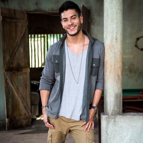 Diego (Arthur Aguiar) diz a Nádia (Eliane Giardini) que irá se separar de Karina (Malu Rodrigues), na novela 'O Outro Lado do Paraíso'