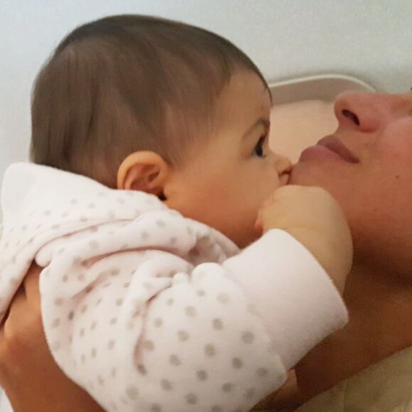 'O melhor beijo de aniversário, vindo do meu maior presente. Só tenho a agradecer aos céus', escreveu Carol Castro