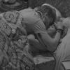 Paula e Breno se beijaram embaixo do edredom e dormiram no quarto do Líder no 'BBB18'