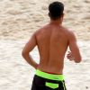 Cauã Reymond mostra corpo em forma ao se exercitar na areia da praia de São Conrado