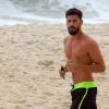 Solteiro, Cauã Reymond corre sozinho por praia do Rio