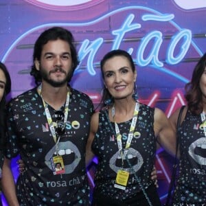 Fátima Bernardes e Túlio Gadêlha estiveram no Desfile das Campeãs do Rio de Janeiro acompanhados das filhas da apresentadora, Laura e Beatriz