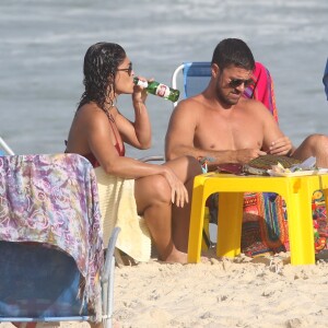 Juliana Paes bebe cerveja enquanto observa os filhos brincando
