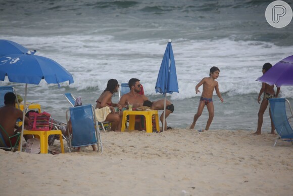 Juliana Paes curte dia de praia com o marido, filhos e amigo dos herdeiros