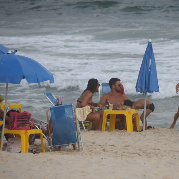 Juliana Paes curte dia de praia com o marido, filhos e amigo dos herdeiros