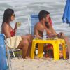 Juliana Paes toma caipirinha em dia de praia com a família