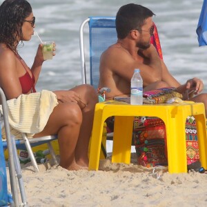 Juliana Paes toma caipirinha em dia de praia com a família