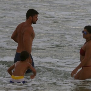 Juliana Paes toma banho de mar com o marido e os filhos