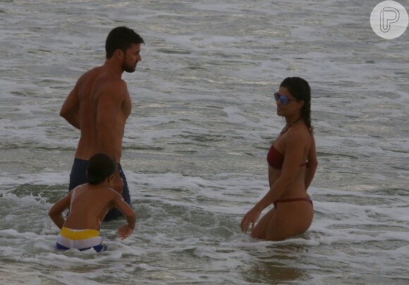 Juliana Paes toma banho de mar com o marido e os filhos