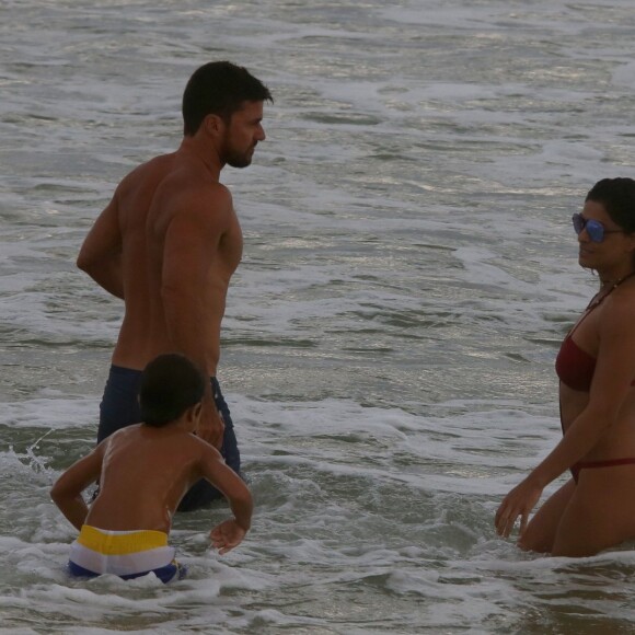 Juliana Paes toma banho de mar com o marido e os filhos