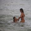 Juliana Paes brinca com os filhos no mar