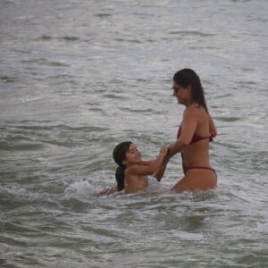 Juliana Paes brinca com os filhos no mar