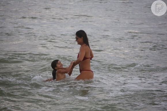 Juliana Paes brinca com os filhos no mar