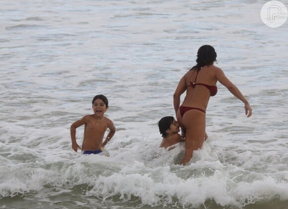 Juliana Paes curte mar ao lado dos filhos