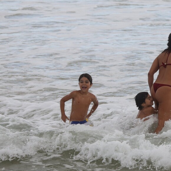 Juliana Paes curte mar ao lado dos filhos