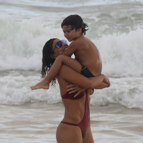 Juliana Paes pega o filho Antônio, de 4 anos, no colo